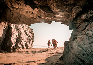 Jovenes Divertidos en Playa Puerto Escondido